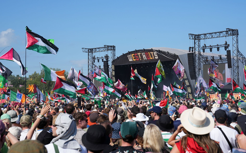 Der Auftritt des Trios Kneecap hat eine lange Vorgeschichte. - Foto: Scott A Garfitt/Invision/AP/dpa