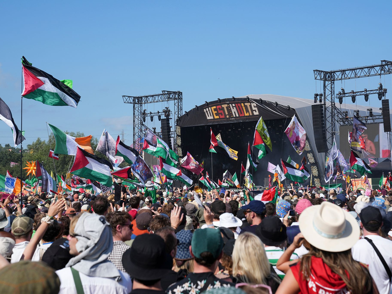 Der Auftritt des Trios Kneecap hat eine lange Vorgeschichte. - Foto: Scott A Garfitt/Invision/AP/dpa