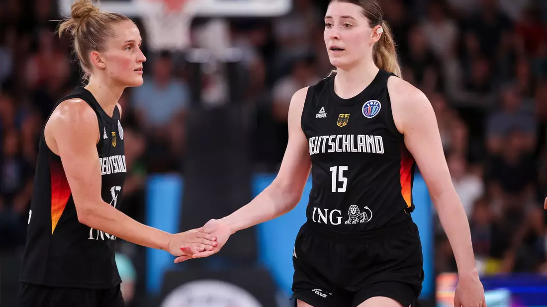 Das WNBA-Duo Leonie Fiebich und Luisa Geiselsöder (r) hat Deutschland bei der EM auf Platz fünf geführt. - Bild: Christian Charisius/dpa