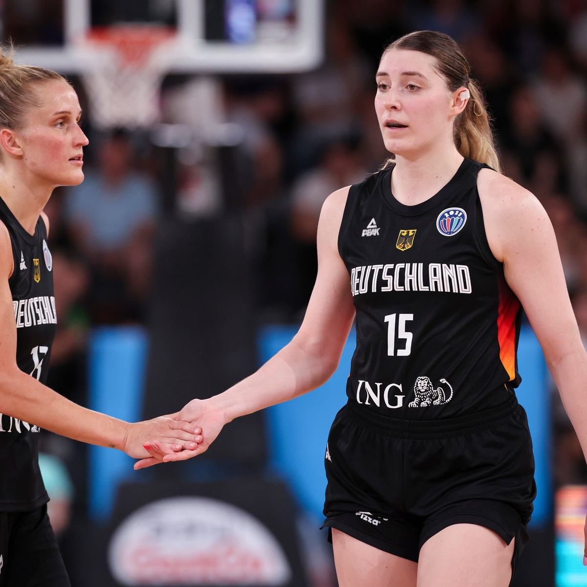 Das WNBA-Duo Leonie Fiebich und Luisa Geiselsöder (r) hat Deutschland bei der EM auf Platz fünf geführt. - Foto: Christian Charisius/dpa