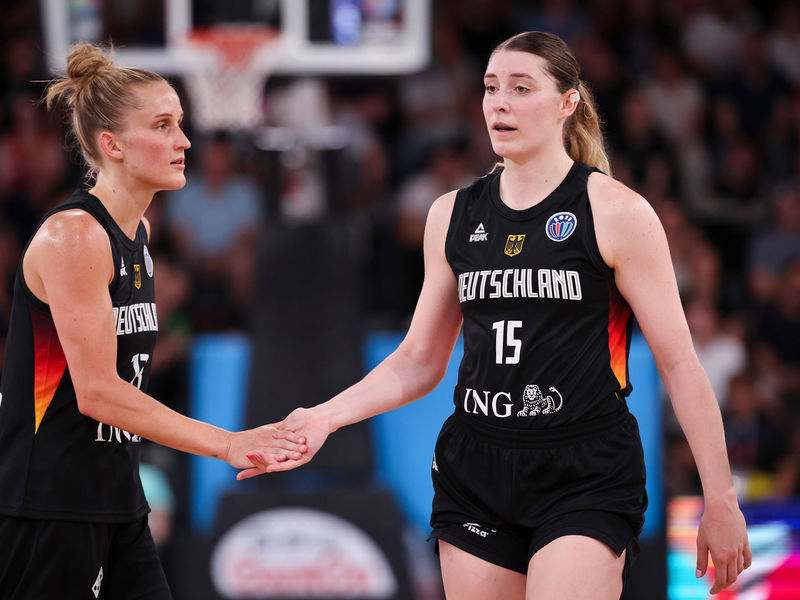 Das WNBA-Duo Leonie Fiebich und Luisa Geiselsöder (r) hat Deutschland bei der EM auf Platz fünf geführt. - Foto: Christian Charisius/dpa