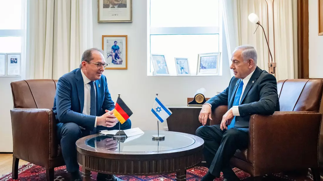 Bundesinnenminister Alexander Dobrindt (CSU) traf am Wochenende in Israel Ministerpräsident Benjamin Netanjahu sowie weitere Kabinettsmitglieder. (Handout) - Bild: Jens Oellermann/BMI/dpa