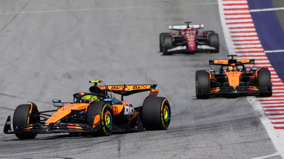 Lando Norris (l) und Oscar Piastri (m) mal wieder an der Spitze. - Bild: Darko Bandic/AP/dpa