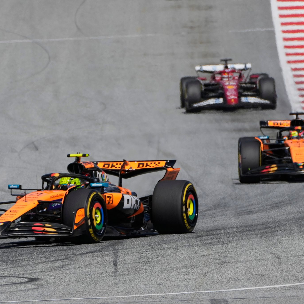 Lando Norris (l) und Oscar Piastri (m) mal wieder an der Spitze. - Foto: Darko Bandic/AP/dpa