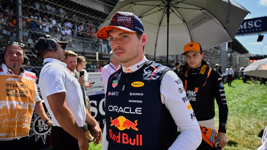 Nach mehr als einem Jahr fällt er vorzeitig aus: Weltmeister Max Verstappen. - Bild: Denes Erdos/AP POOL/AP/dpa
