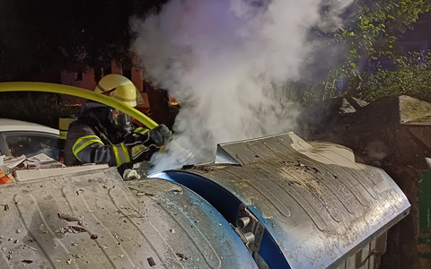 FW-EN: Feuerwehr rĂŒckte bisher fĂŒnfmal aus- erneuter Containerbrand in der Nacht Ă€rgert Feuerwehrleute - Foto: presseportal.de FW-EN: Feuerwehr rĂŒckte bisher fĂŒnfmal aus- erneuter Containerbrand in der Nacht Ă€rgert Feuerwehrleute - Foto: presseportal.de
