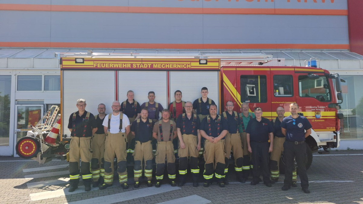 FW Mechernich: Löschzug Kommern übt am Institut der Feuerwehr in Düren-Stockheim - Foto: presseportal.de
