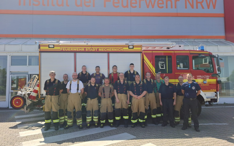 FW Mechernich: Löschzug Kommern übt am Institut der Feuerwehr in Düren-Stockheim - Foto: presseportal.de