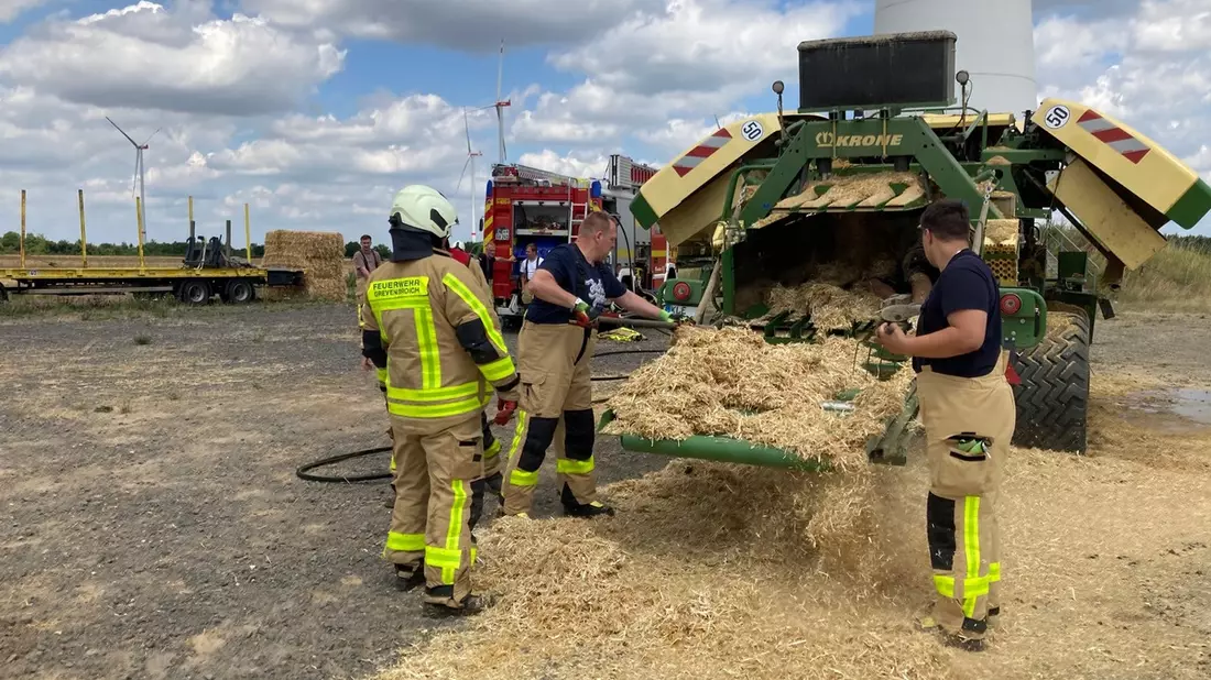 FW Grevenbroich: Feuerwehr löscht Brand an Ballenpresse auf Stoppelfeld bei Gustorf - Bild: presseportal.de