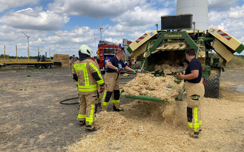FW Grevenbroich: Feuerwehr löscht Brand an Ballenpresse auf Stoppelfeld bei Gustorf - Foto: presseportal.de FW Grevenbroich: Feuerwehr löscht Brand an Ballenpresse auf Stoppelfeld bei Gustorf - Foto: presseportal.de
