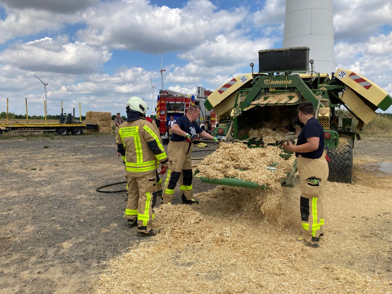 FW Grevenbroich: Feuerwehr löscht Brand an Ballenpresse auf Stoppelfeld bei Gustorf - Foto: presseportal.de