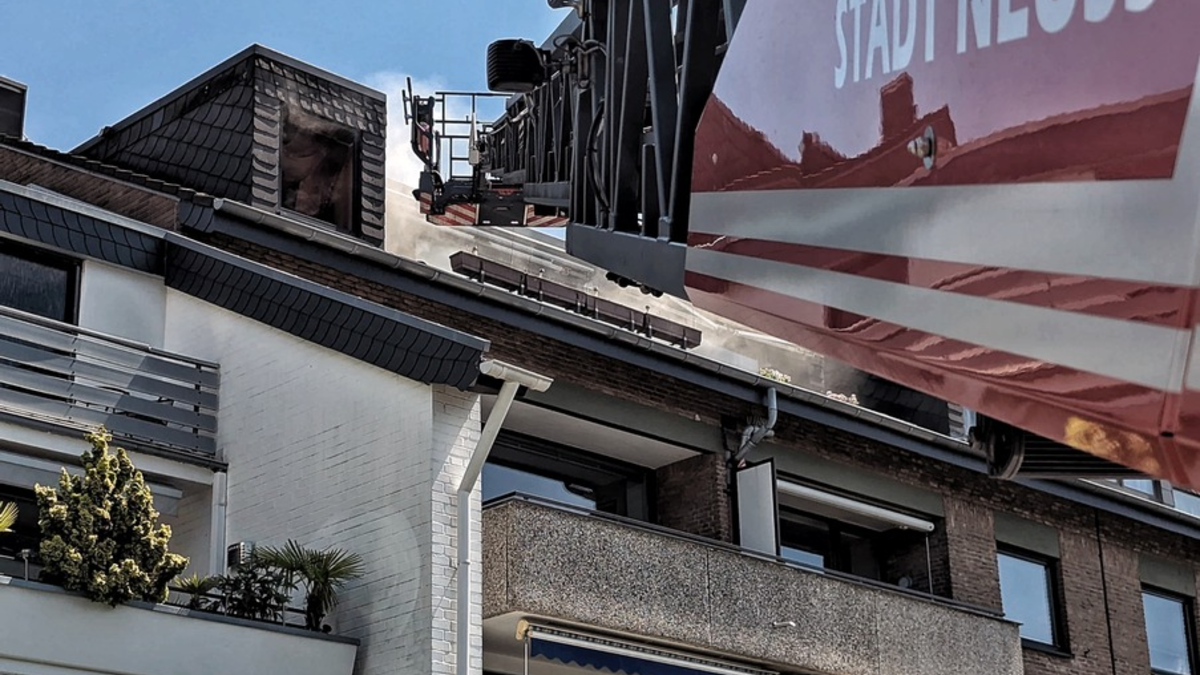 FW-NE: Zimmerbrand im Dachgeschoss eines Mehrfamilienhauses | Keine Personen in der Wohnung - Foto: presseportal.de