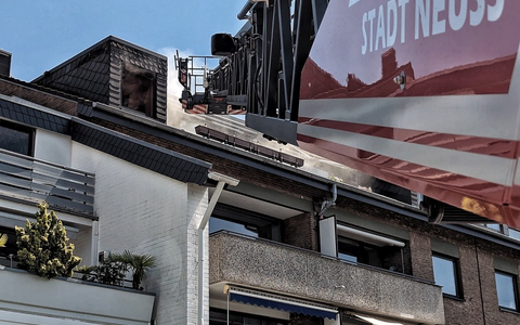 FW-NE: Zimmerbrand im Dachgeschoss eines Mehrfamilienhauses | Keine Personen in der Wohnung - Foto: presseportal.de