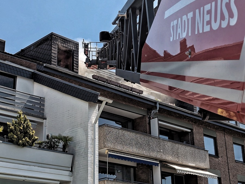 FW-NE: Zimmerbrand im Dachgeschoss eines Mehrfamilienhauses | Keine Personen in der Wohnung - Foto: presseportal.de
