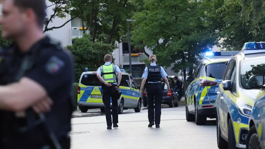 Bei einer Massenschlägerei mit bis zu 100 beteiligten Menschen in Heiligenhaus in Nordrhein-Westfalen sind sieben Menschen verletzt worden. - Bild: Tim Olbermann/dpa