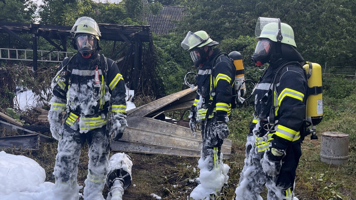 FW Lüchow-Dannenberg: +++ brennender Schuppen breitet sich auf Wohnhaus aus +++ Bewohner können sich unverletzt in Sicherheit bringen +++ Über 100 Feuerwehrleute im Einsatz +++ - Foto: presseportal.de