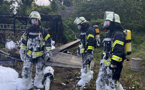 FW Lüchow-Dannenberg: +++ brennender Schuppen breitet sich auf Wohnhaus aus +++ Bewohner können sich unverletzt in Sicherheit bringen +++ Über 100 Feuerwehrleute im Einsatz +++ - Foto: presseportal.de