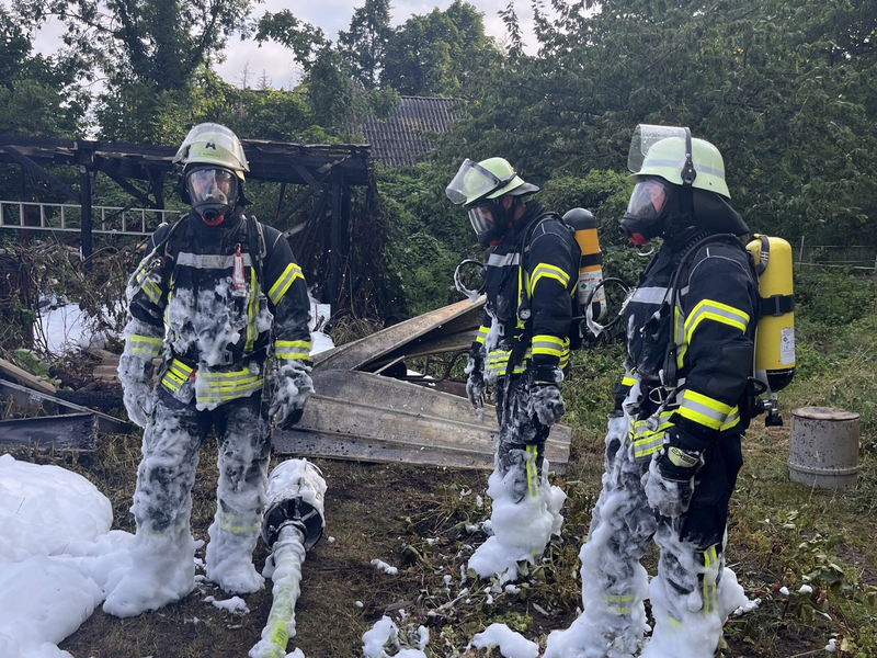 FW Lüchow-Dannenberg: +++ brennender Schuppen breitet sich auf Wohnhaus aus +++ Bewohner können sich unverletzt in Sicherheit bringen +++ Über 100 Feuerwehrleute im Einsatz +++ - Foto: presseportal.de