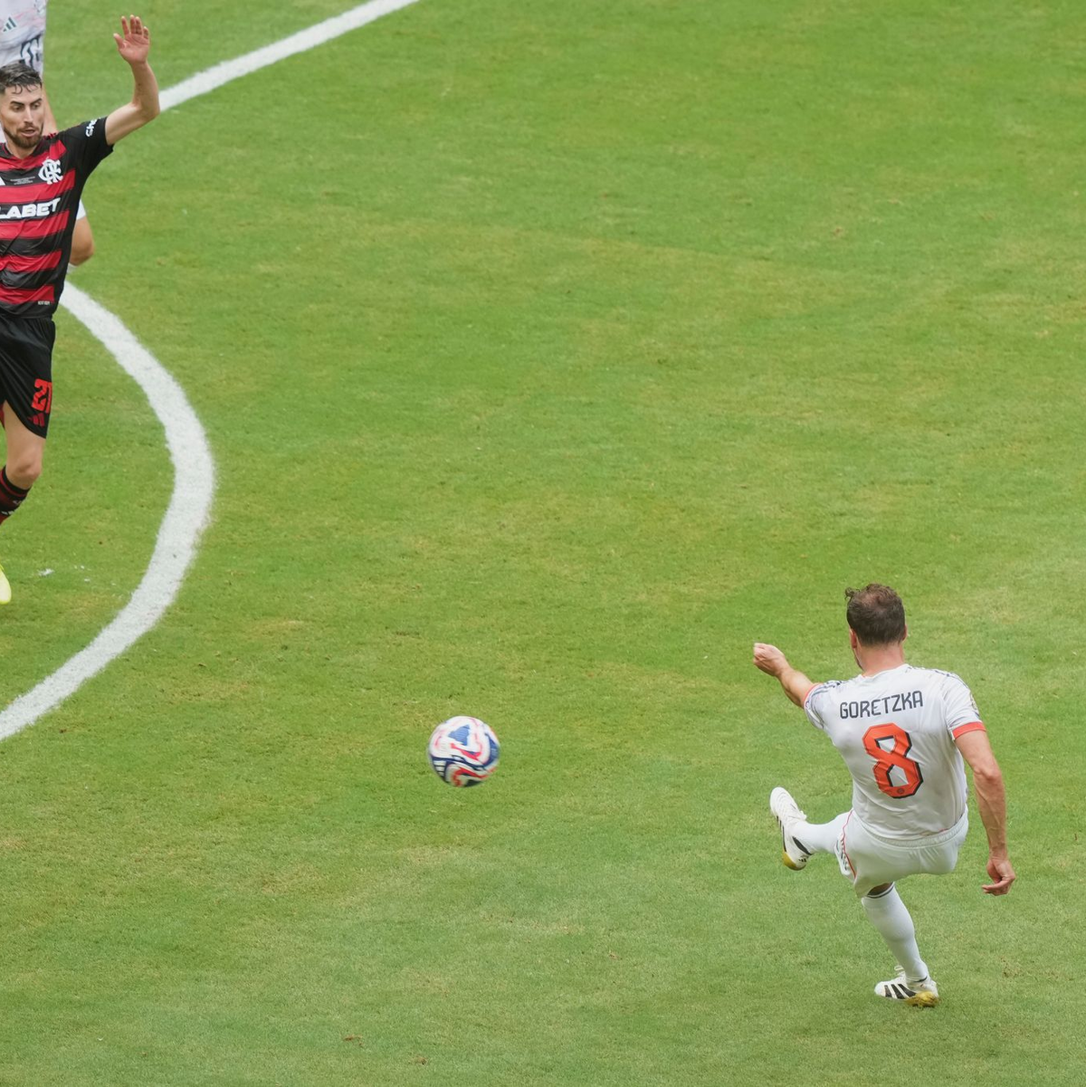 Bei der Club-WM - hier zu sehen Spieler des FC Bayern - gab es immer wieder Trinkpausen zur Erholung.  - Foto: Marta Lavandier/AP/dpa