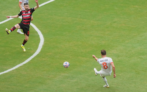 Bei der Club-WM - hier zu sehen Spieler des FC Bayern - gab es immer wieder Trinkpausen zur Erholung. - Foto: Marta Lavandier/AP/dpa Bei der Club-WM - hier zu sehen Spieler des FC Bayern - gab es immer wieder Trinkpausen zur Erholung. - Foto: Marta Lavandier/AP/dpa