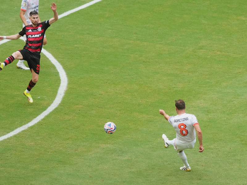 Bei der Club-WM - hier zu sehen Spieler des FC Bayern - gab es immer wieder Trinkpausen zur Erholung.  - Foto: Marta Lavandier/AP/dpa