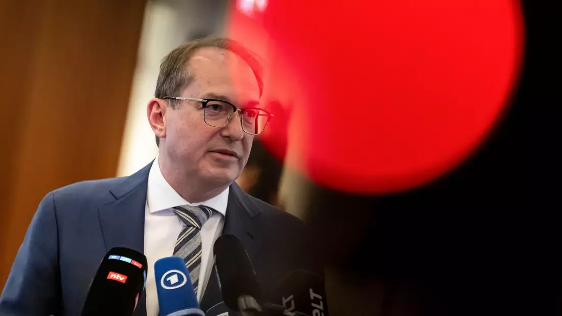 Bleibt bei seinen Bedenken gegen einen AfD-Verbotsantrag: Alexander Dobrindt. (Archivbild)  - Bild: Fabian Sommer/dpa