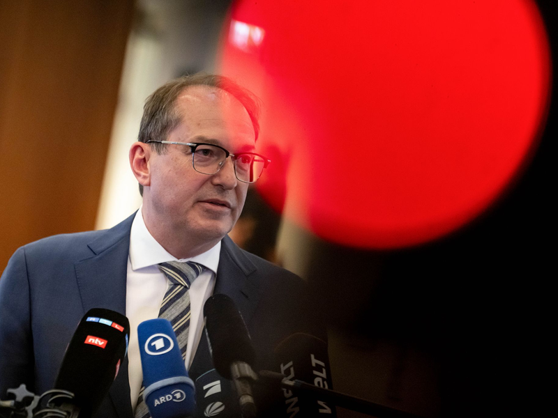 Bleibt bei seinen Bedenken gegen einen AfD-Verbotsantrag: Alexander Dobrindt. (Archivbild)  - Foto: Fabian Sommer/dpa