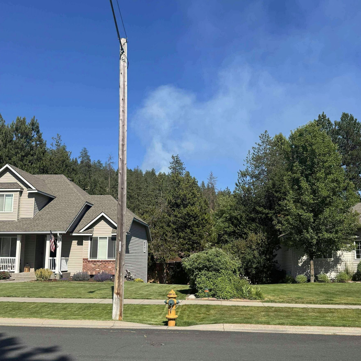 Einsatzkräfte rücken zu einem Feuer aus - unvermittelt schießt jemand auf sie. - Foto: Mark Lathrop/dpa
