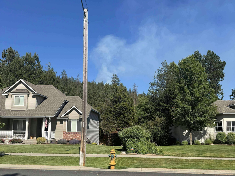 Einsatzkräfte rücken zu einem Feuer aus - unvermittelt schießt jemand auf sie. - Foto: Mark Lathrop/dpa