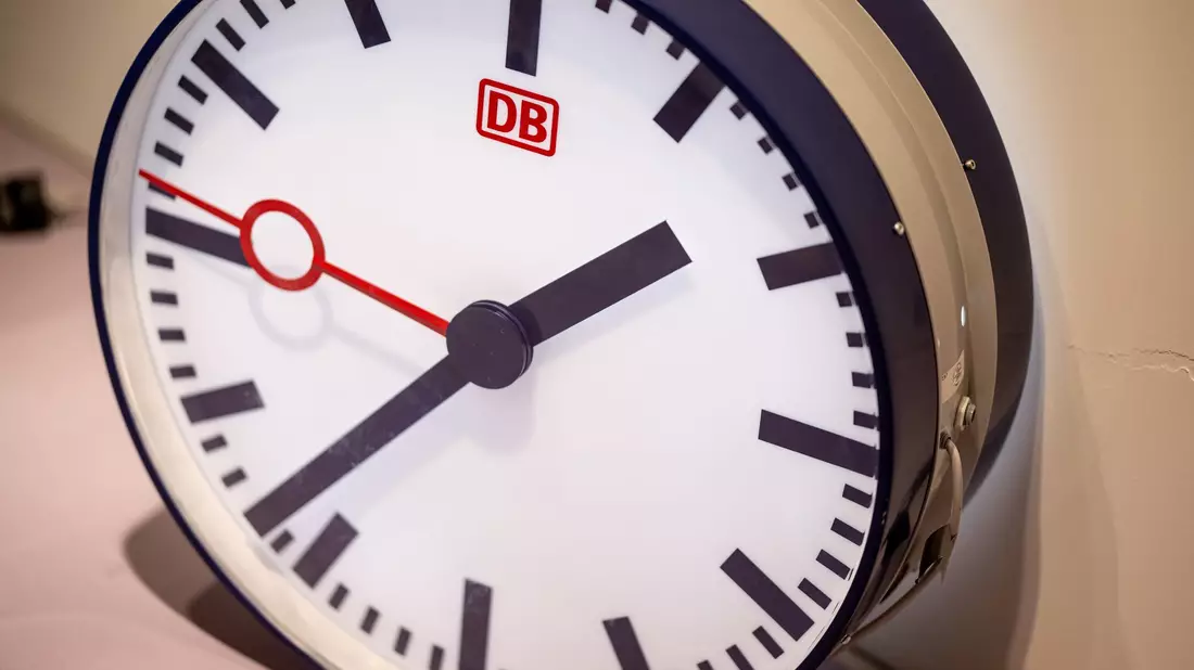 Immer wieder verliert die Bahn den Wettlauf mit der Zeit. (Archivbild) - Bild: Fabian Sommer/dpa