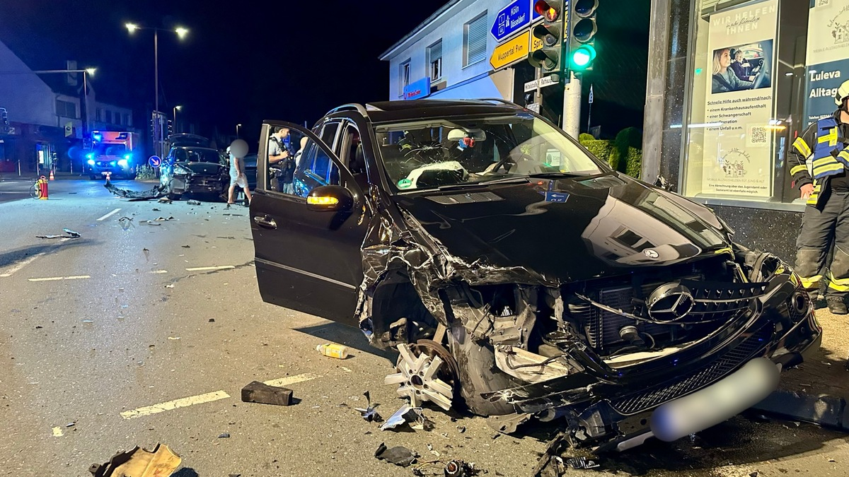 FW-EN: Schwerer Verkehrsunfall im Kreuzungsbereich - Foto: presseportal.de