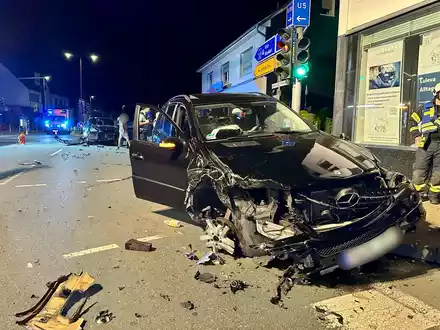 FW-EN: Schwerer Verkehrsunfall im Kreuzungsbereich - Foto: presseportal.de