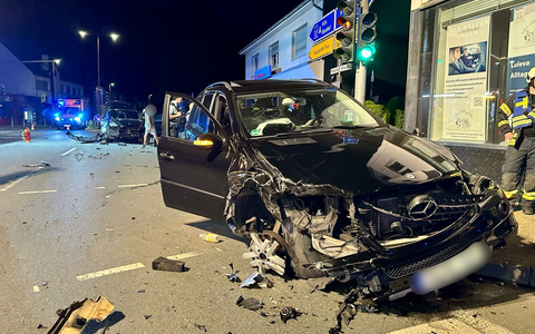 FW Helmstedt: Verkehrsunfall LKW, auslaufende Flüssigkeiten - Foto: presseportal.de