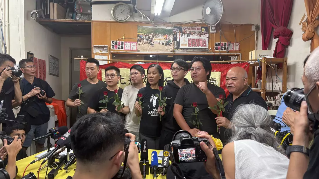Aktuelle und ehemalige Mitglieder der pro-demokratischen Partei Hongkongs, der League of Social Democrats (LSD), geben die Auflösung der Partei bekannt.  - Bild: Kanis Leung/AP/dpa