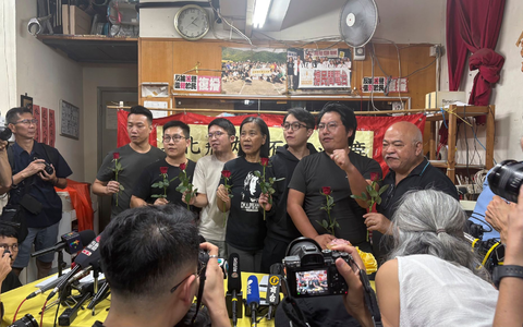 Aktuelle und ehemalige Mitglieder der pro-demokratischen Partei Hongkongs, der League of Social Democrats (LSD), geben die Auflösung der Partei bekannt.  - Foto: Kanis Leung/AP/dpa