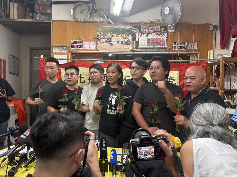 Aktuelle und ehemalige Mitglieder der pro-demokratischen Partei Hongkongs, der League of Social Democrats (LSD), geben die Auflösung der Partei bekannt.  - Foto: Kanis Leung/AP/dpa