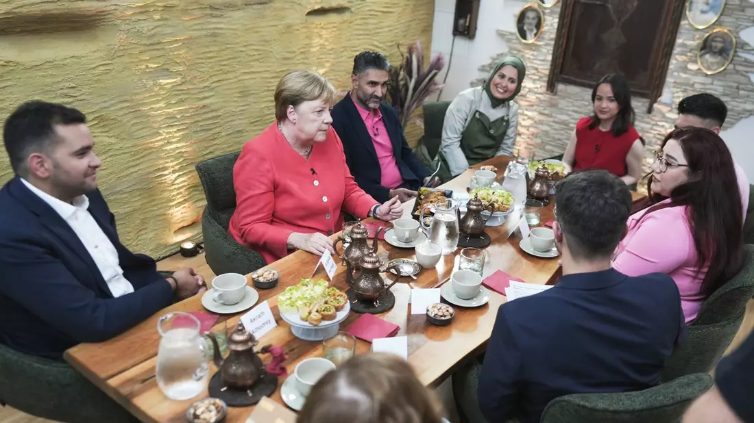 Merkel kritisiert Zurückweisungen an den Grenzen. / Erstes öffentliches Gespräch der Altkanzlerin mit Geflüchteten - Bild: presseportal.de