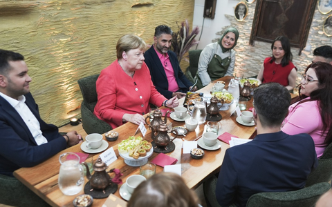 Merkel kritisiert Zurückweisungen an den Grenzen. / Erstes öffentliches Gespräch der Altkanzlerin mit Geflüchteten - Foto: presseportal.de