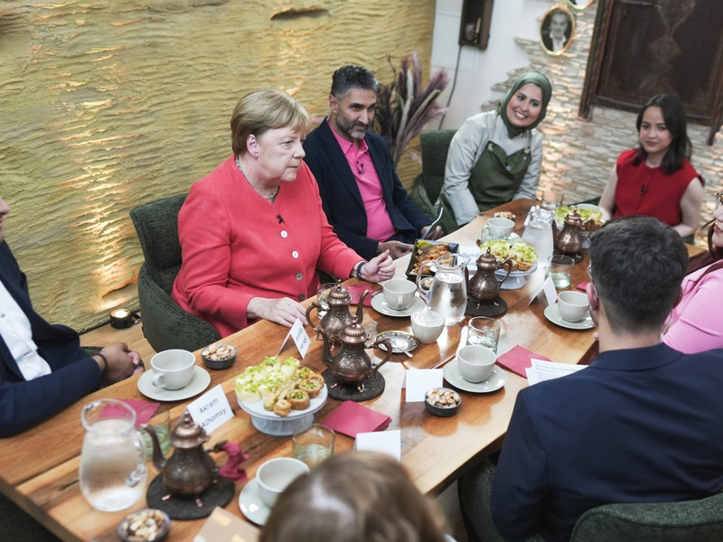 Merkel kritisiert Zurückweisungen an den Grenzen. / Erstes öffentliches Gespräch der Altkanzlerin mit Geflüchteten - Foto: presseportal.de