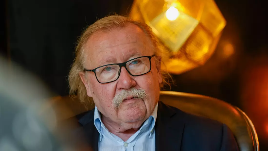 Der Philosoph Peter Sloterdijk spricht sich für ein Handyverbot für Kinder und Jugendliche aus. - Bild: Thomas Banneyer/dpa