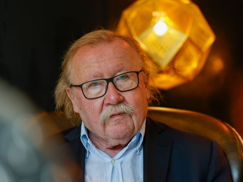 Der Philosoph Peter Sloterdijk spricht sich für ein Handyverbot für Kinder und Jugendliche aus. - Foto: Thomas Banneyer/dpa