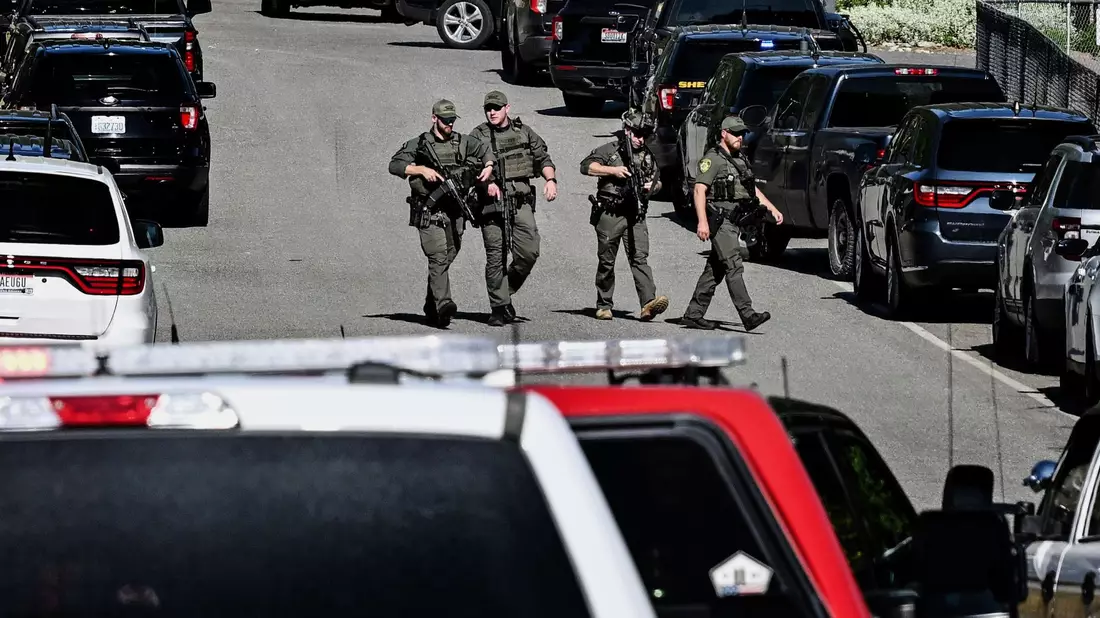 Der Einsatz zog sich lange hin. - Bild: Kathy Plonka/The Spokesman-Review/AP/dpa