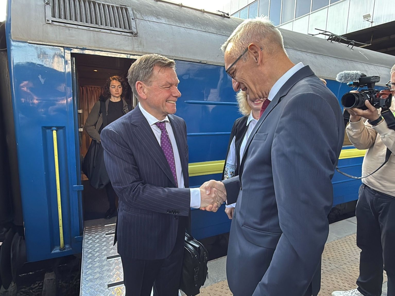 Außenminister Wadephul wird in Kiew begrüßt. - Foto: Jörg Blank/dpa