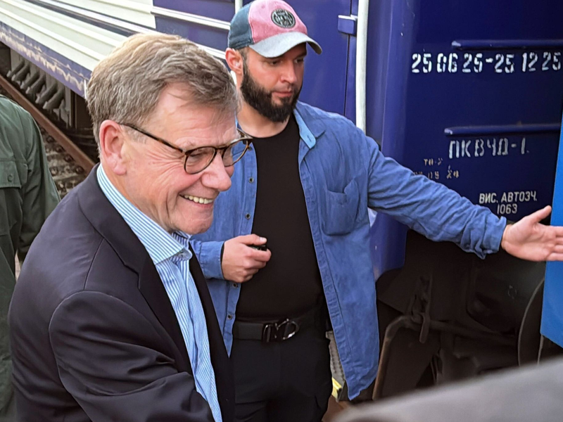 Die Wohnung einer Mitarbeiterin der deutschen Botschaft in Kiew wurde bei den Raketenangriff am 17. Juni durch die Druckwelle beschädigt. - Foto: Jörg Blank/dpa