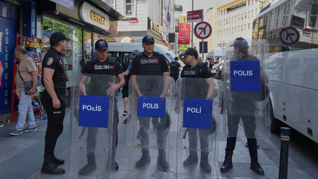 Türkische Polizisten stehen in einer Sicherheitslinie während des jährlichen LGBTQ+ Pride Marsches. - Bild: Dilara Acikgoz/AP/dpa