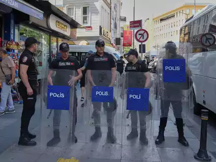 Türkische Polizisten stehen in einer Sicherheitslinie während des jährlichen LGBTQ+ Pride Marsches. - Foto: Dilara Acikgoz/AP/dpa