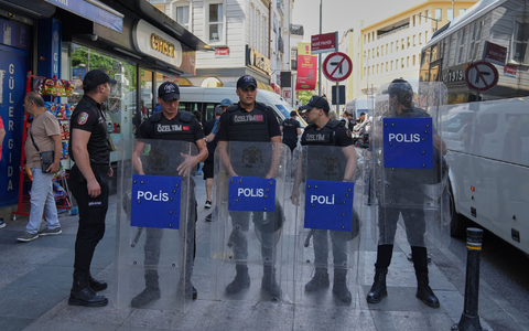 Türkische Polizisten stehen in einer Sicherheitslinie während des jährlichen LGBTQ+ Pride Marsches. - Foto: Dilara Acikgoz/AP/dpa