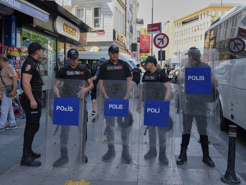 Türkische Polizisten stehen in einer Sicherheitslinie während des jährlichen LGBTQ+ Pride Marsches. - Foto: Dilara Acikgoz/AP/dpa
