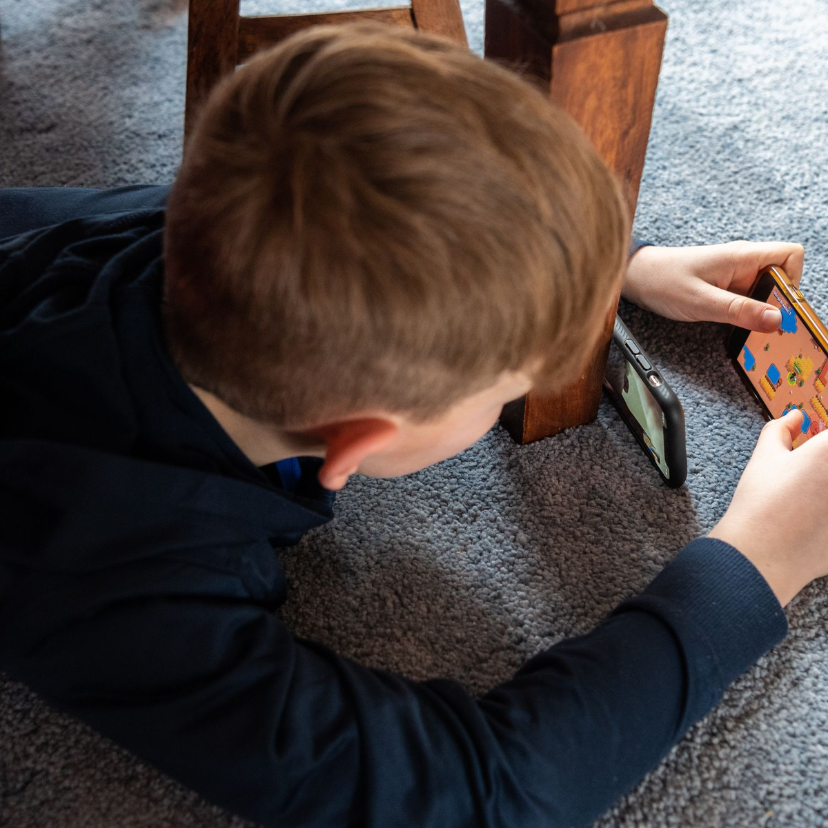 Kinder verlernen echte Kommunikation, wenn sie zu viel am Handy sind (Archivbild) - Foto: Robert Michael/dpa-Zentralbild/dpa