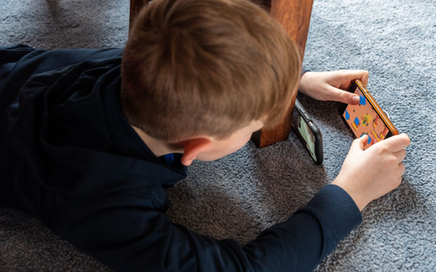 Kinder verlernen echte Kommunikation, wenn sie zu viel am Handy sind (Archivbild) - Foto: Robert Michael/dpa-Zentralbild/dpa